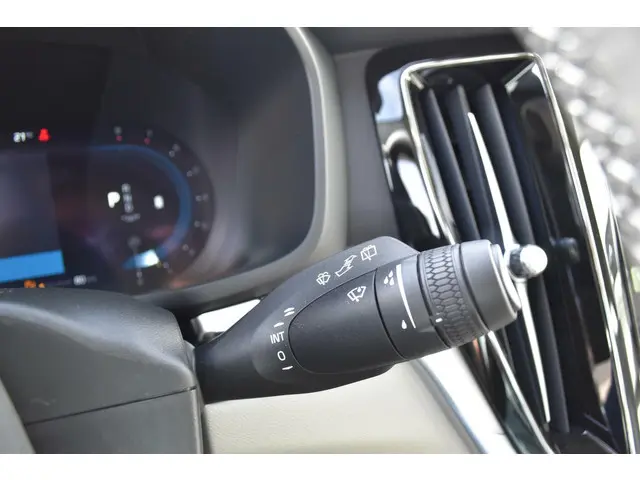 Volvo V60 B4 Core #CityWeaveBekleding 2022 Benzine 15
