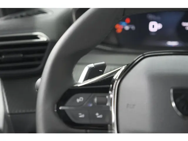 Peugeot 2008 1.2 Hybrid 145 Allure 2025 Hybride Benzine 35