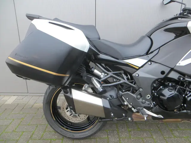 Kawasaki Versys 1100 S Tourer + 2025 Benzine 6