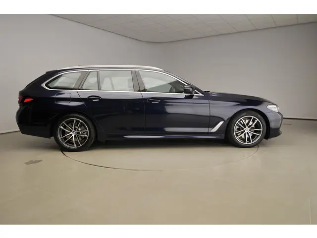 BMW 5 Serie Touring 520i 2023 Benzine 4