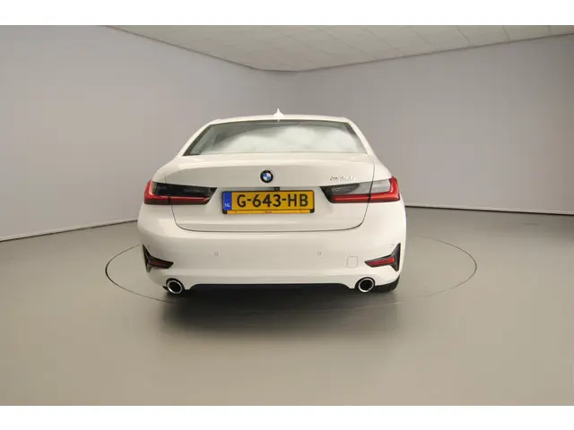BMW 3 Serie Sedan 320i 2019 Benzine 3