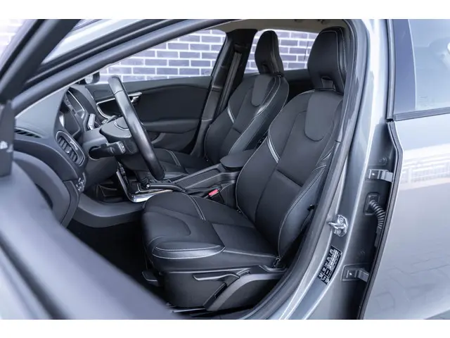 Volvo V40 T3 Automaat Inscription 2018 Benzine 6
