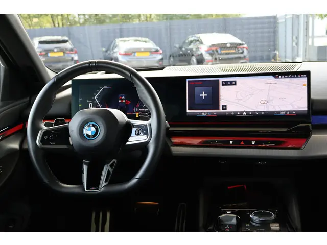 BMW 5 Serie Sedan 550e xDrive 2024 Hybride Benzine 11