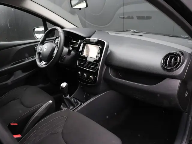 Renault Clio Estate 0.9 TCe Limited 2018 Benzine 18