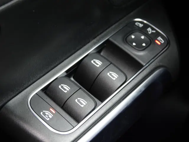 Mercedes-Benz GLB 200 Bus. Sol. 165PK AMG 2021 Benzine 33
