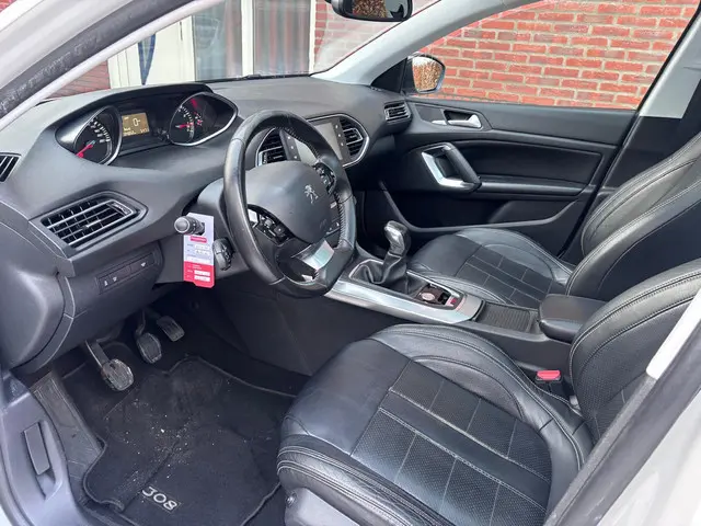 Peugeot 308 1.2 PureTech Allure Panoramdak! 2015 Benzine 18