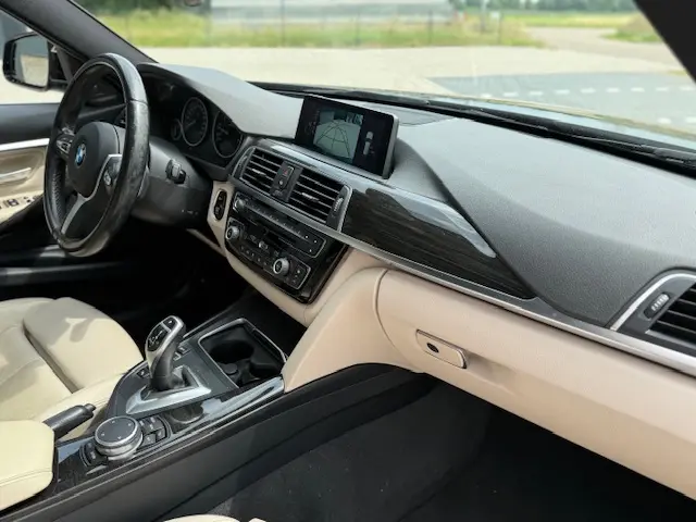BMW 3 Serie Touring 330i xDrive M Sport 2015 Benzine 18