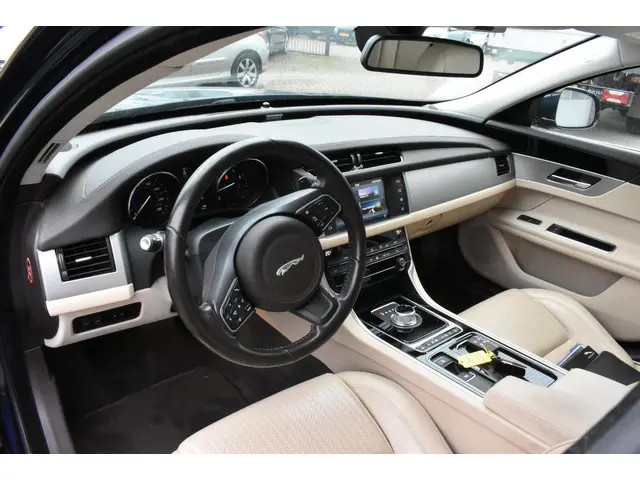 Jaguar XF 2.0 Portfolio 2016 Benzine 16