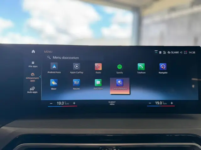 BMW 3 Serie Touring 318i 2023 Benzine 9