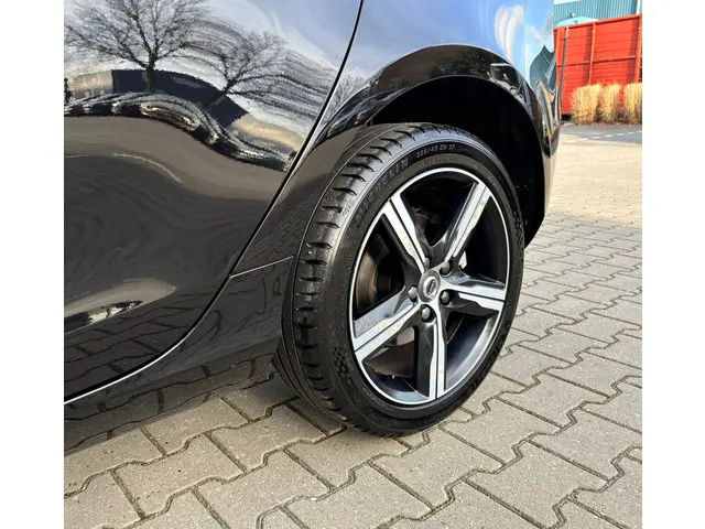Volvo V40 2.0 T4 R-Design 2018 Benzine 16