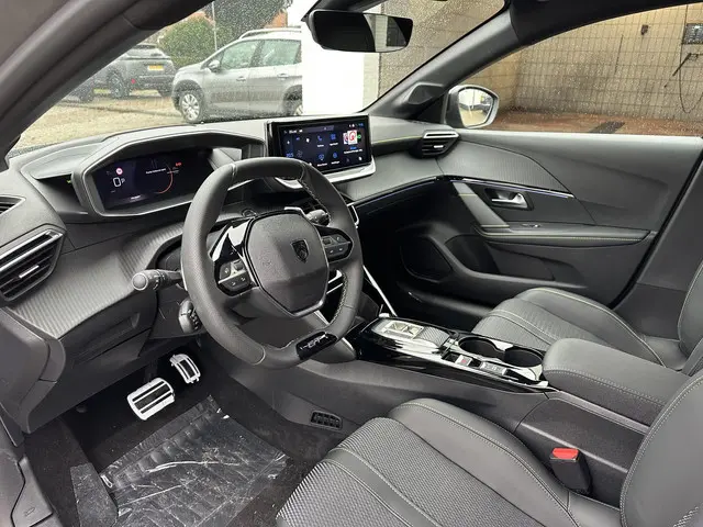 Peugeot 208 1.2 Hybrid 145 e-DCS6 GT 2025 Hybride Benzine 7