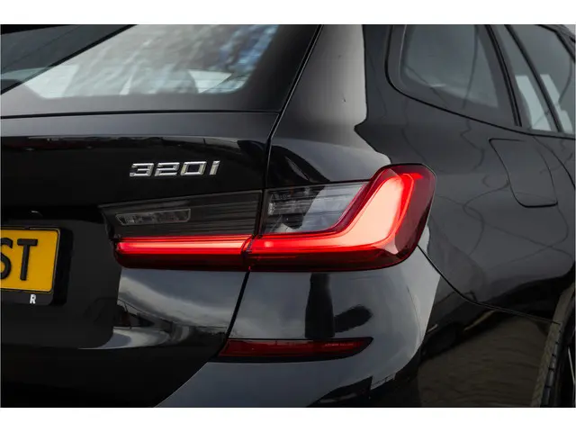BMW 3 Serie Touring 320i M Sport High Ex 2021 Benzine 25