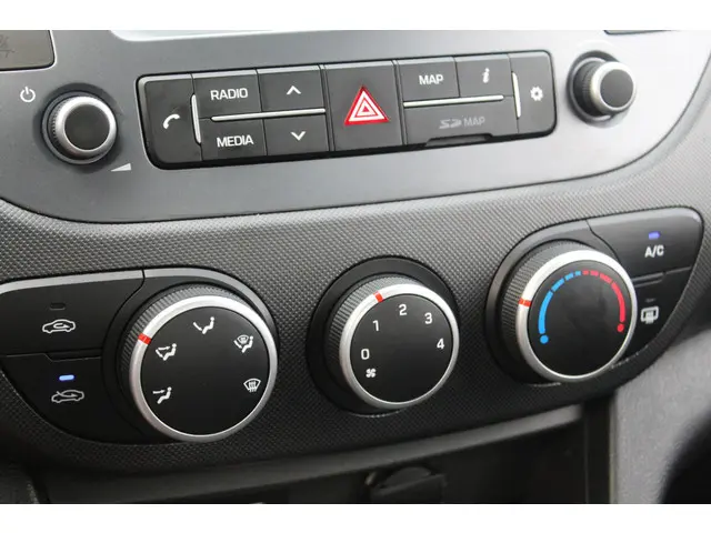 Hyundai i10 1.0i Comfort//5Drs//Navi!! 2018 Benzine 19