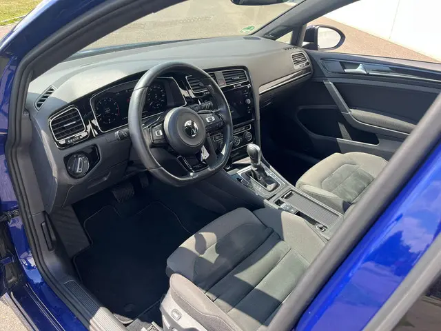 Volkswagen Golf 1.5 TSI Highline Business R 2018 Benzine 19