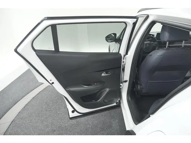Peugeot 2008 PureTech 130 Allure 2020 Benzine 63