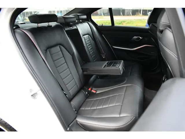 BMW 3 Serie 330 d M-Sport Pro 2023 Diesel 24