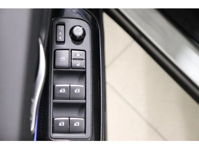 Toyota C-HR 1.8 Hybrid Bi-Tone, 2017 Hybride Benzine 18