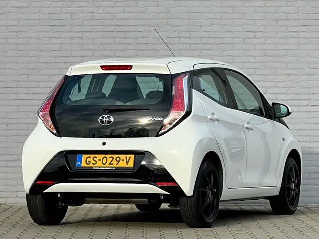 Toyota Aygo 1.0 VVT-i x-play Automaat 5-deurs 2015 Benzine 9