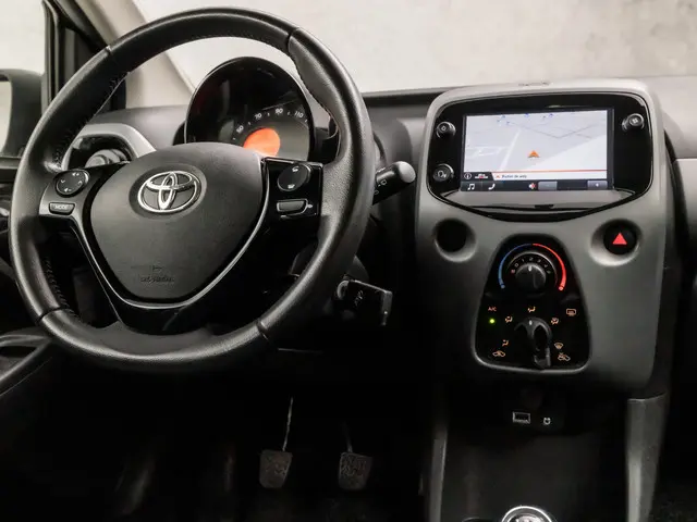 Toyota Aygo 1.0 VVT-i x-play limited 2019 Benzine 7