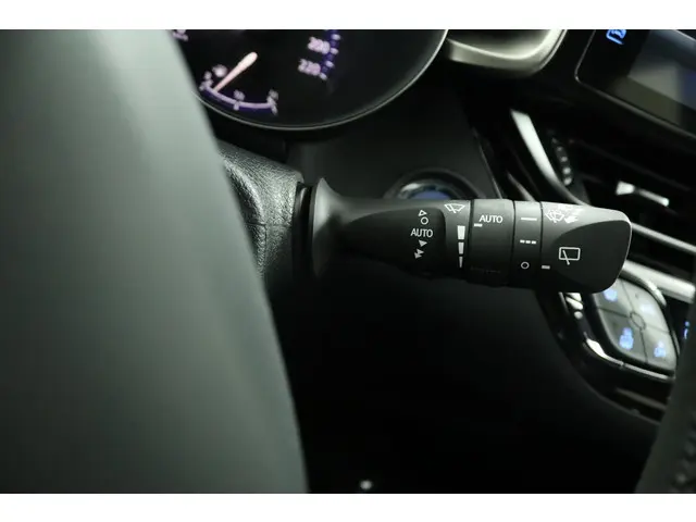 Toyota C-HR 1.8 Hybrid Dynamic 2019 Hybride Benzine 32