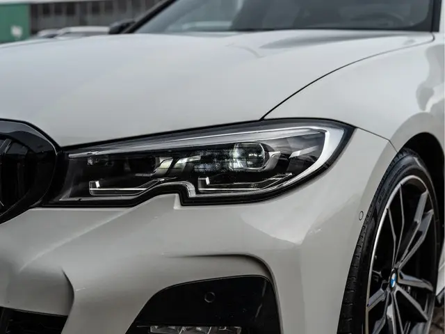 BMW 3 Serie 320i High Executive 2019 Benzine 10