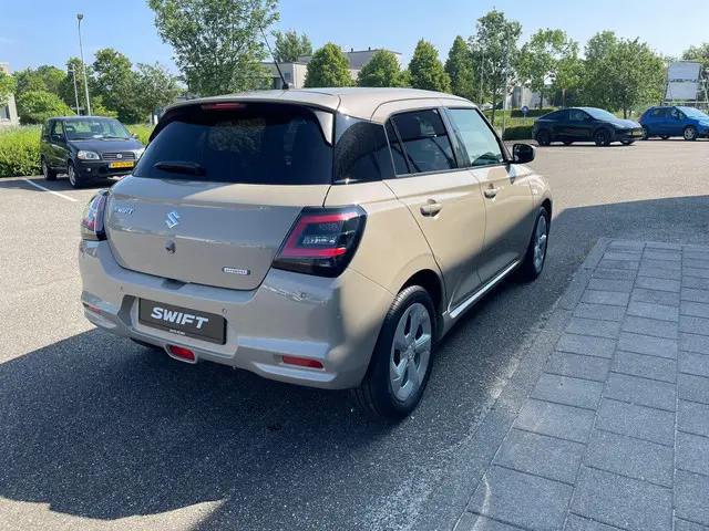 Suzuki Swift 1.2 Select Smart Hybrid 2024 Benzine 4