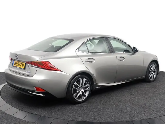 Lexus IS 2