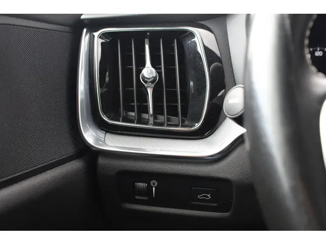 Volvo S60 2.0 B3 R-Design 2021 Benzine 24