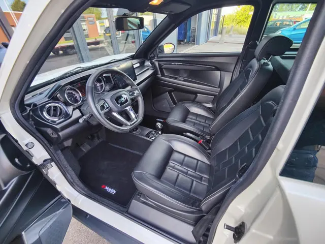 Ligier JS60 Brommobiel Chic Sun | Airco | Leder 2023 Diesel 3