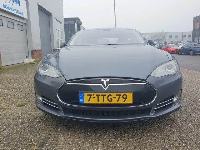 Tesla Model S 3