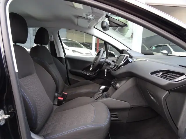 Peugeot 208 1.2 PureTech Signature 2019 Benzine 9