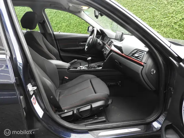 BMW 3 Serie 316i Executive Sport 2013 Benzine 17