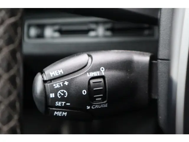 Peugeot 3008 1.2 PureTech Allure 2019 Benzine 22