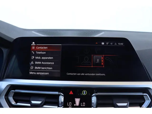 BMW 3 Serie Touring 320i Executive Edition 2020 Benzine 24