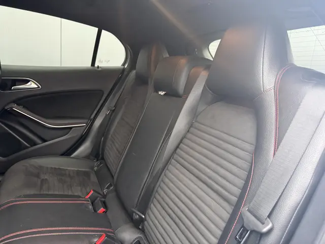 Mercedes-Benz GLA 200 Prestige AMG 2015 Benzine 33