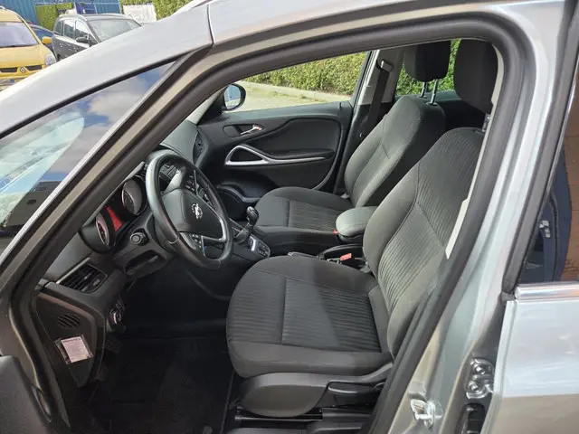 Opel Zafira Tourer 1.4 Edition 7 persoons 2015 Benzine 12