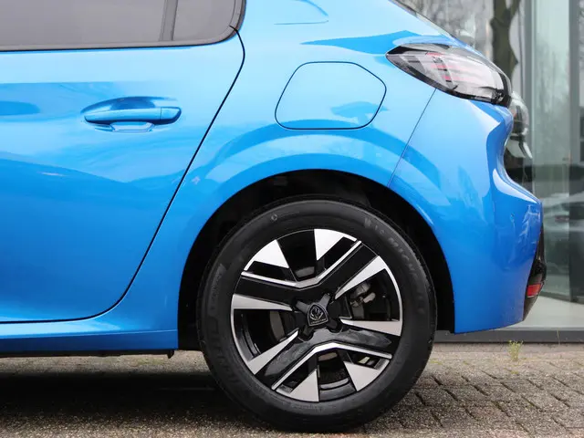 Peugeot 208 1.2 PureTech 100 Allure 2024 Benzine 26