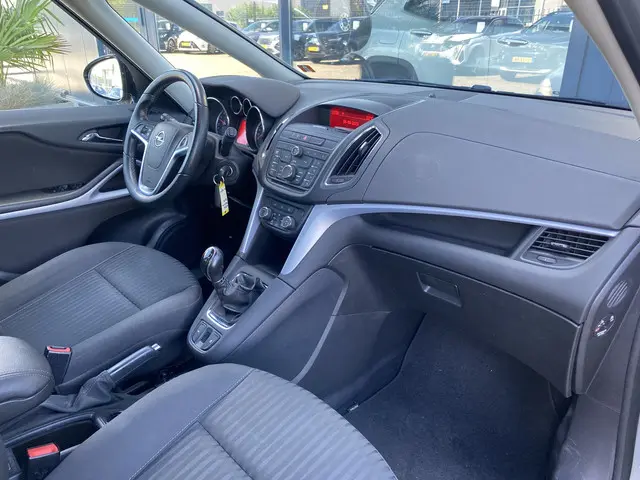 Opel Zafira Tourer 1.4 Cosmo 2012 Benzine 30