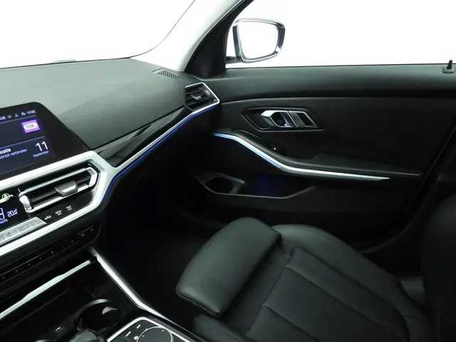 BMW 3 Serie Sedan 320i 2019 Benzine 36