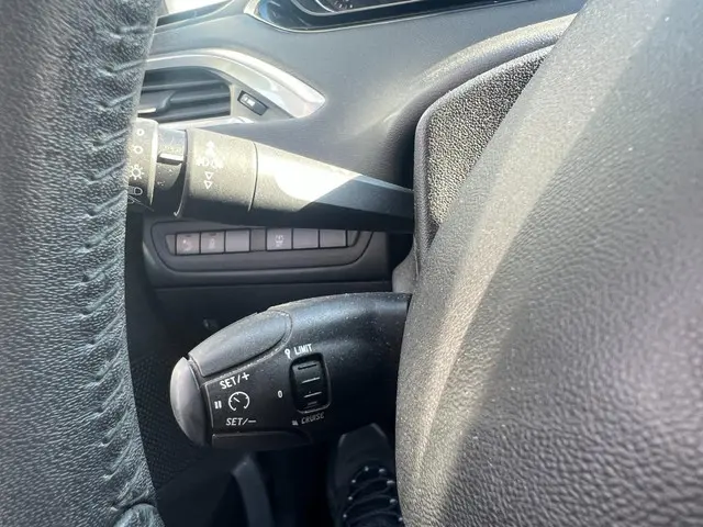 Peugeot 208 1.2 PureTech Style Pack navi 2015 Benzine 11