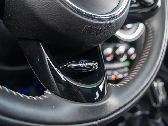 MINI 3-Deurs Cooper Aut. 60 Years Edition 2019 Benzine 34