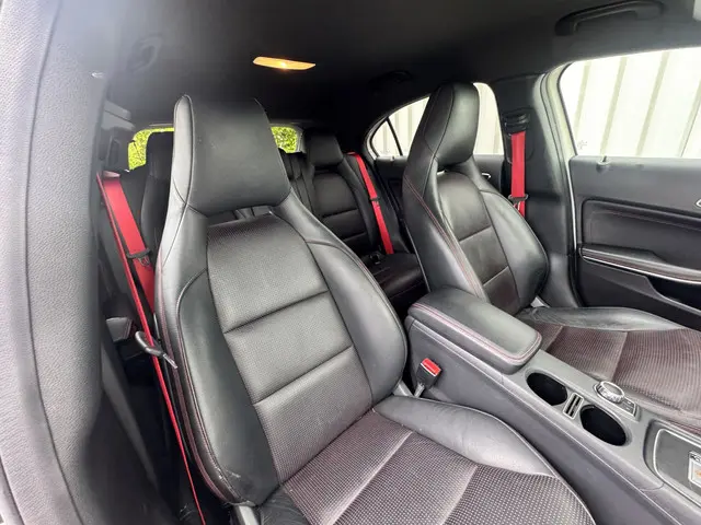 Mercedes-Benz A-Klasse AMG 45 4MATIC 2013 Benzine 15