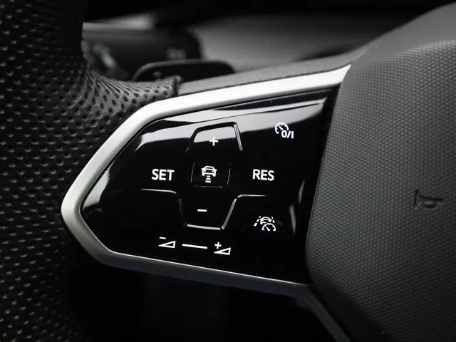 Volkswagen Golf 1.5 eTSI 130pk DSG R-Line 2024 Benzine 17