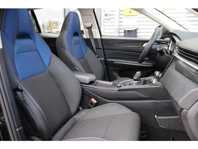 Lynk & Co 01 Lynk&Co 1.5 2023 Hybride Benzine 16
