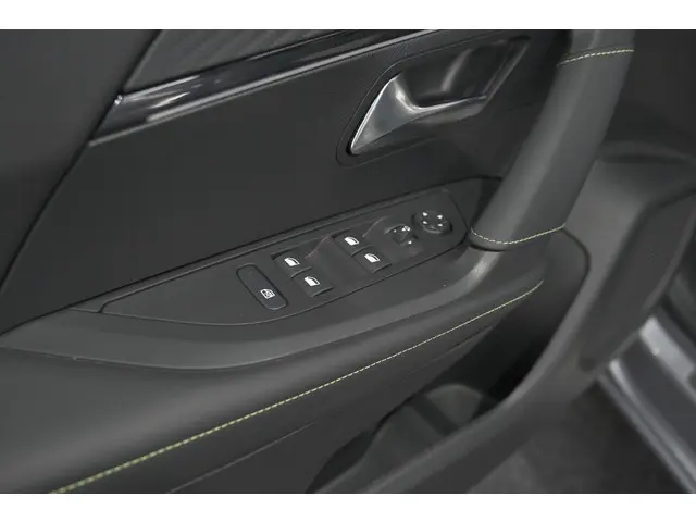 Peugeot 2008 Hybrid 136 e-DSC6 GT 2024 Hybride Benzine 29