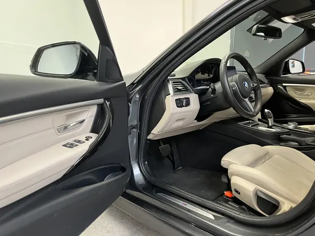 BMW 3 Serie Touring 330i M Sport Edition 2018 Benzine 14