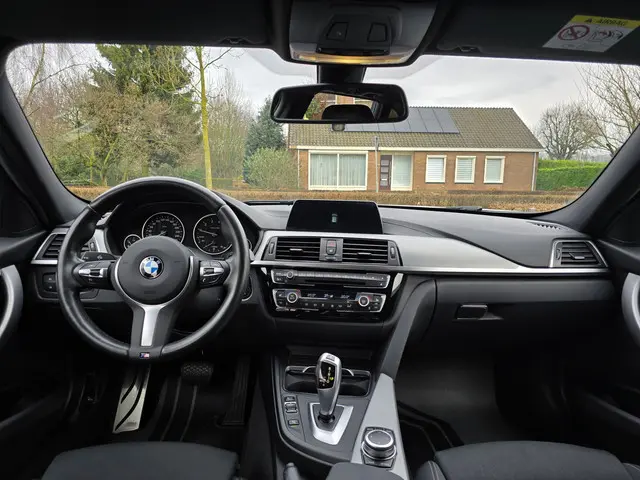 BMW 3 Serie Touring 318i M Sport Edition 2019 Benzine 5