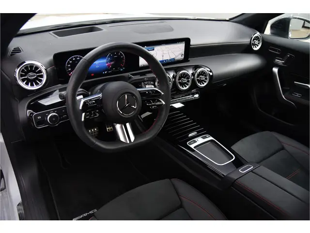 Mercedes-Benz A-Klasse 200 AMG Line 2023 Benzine 6