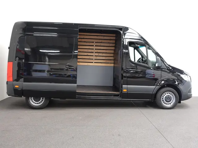 Mercedes-Benz Sprinter L2H2 2022 Diesel 44