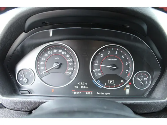 BMW 3 Serie Touring 320i High Executive 2017 Benzine 24